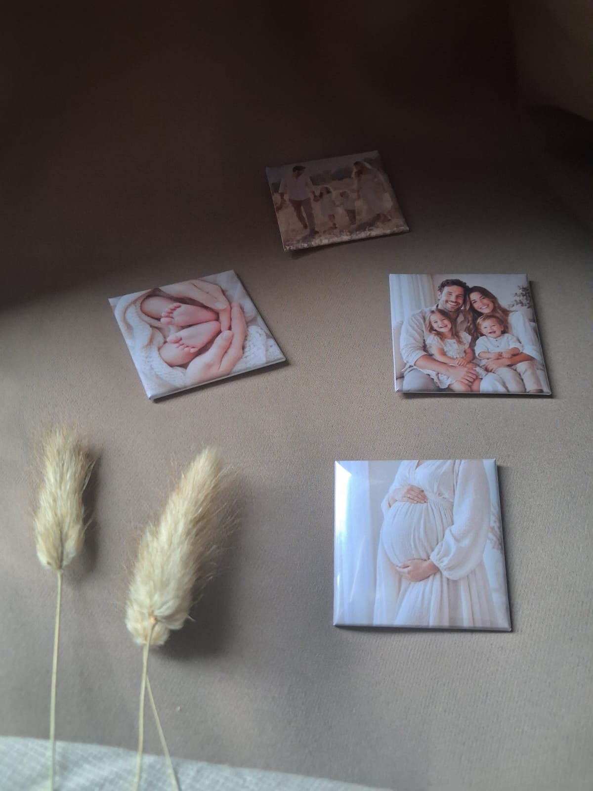 Rozrzucone fotomagnesy HOLD ONCE ze zdjęciami ślubnymi i rodzinnymi