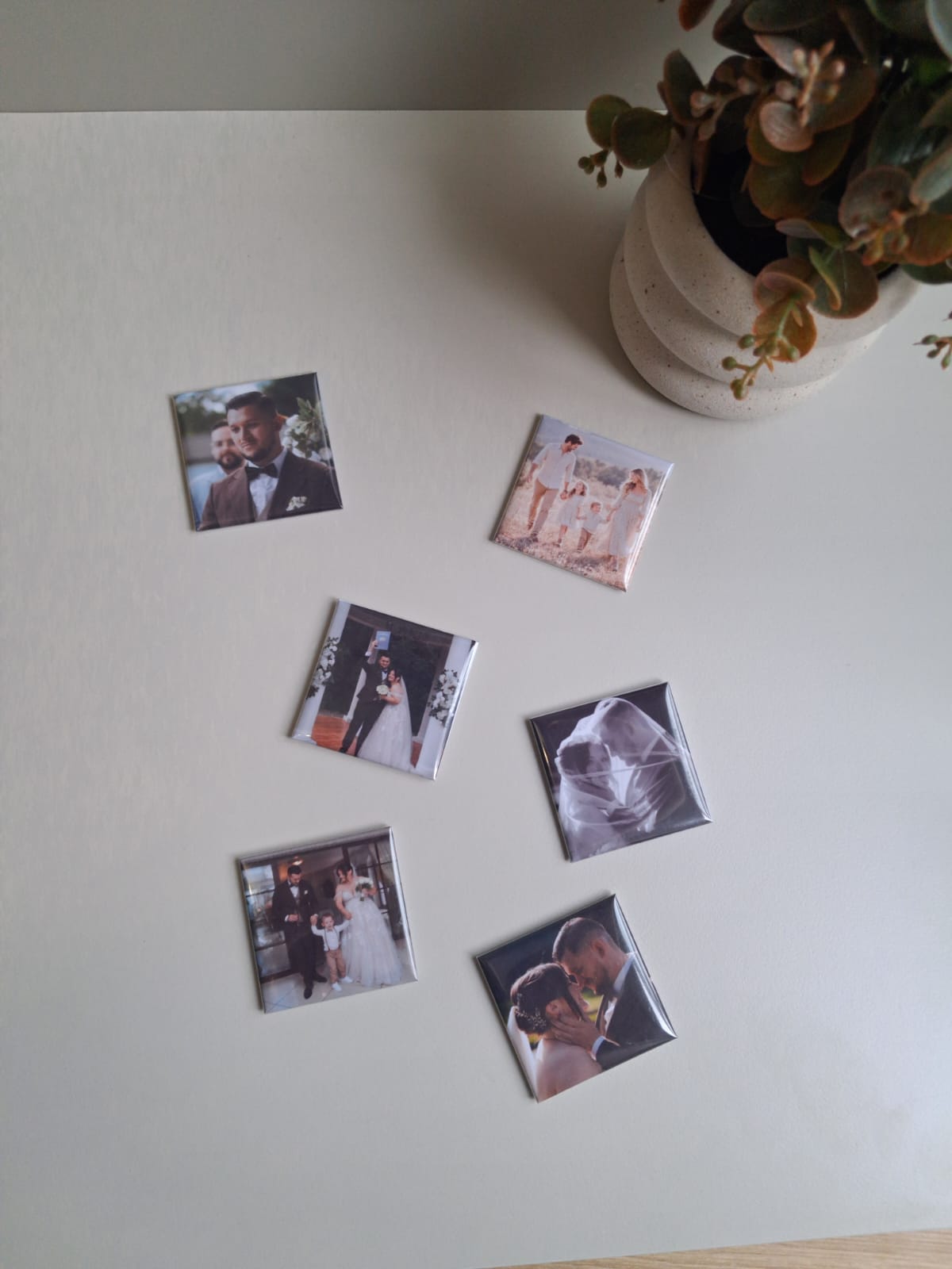 Fotomagnesy HOLD ONCE — widok z góry na magnesy ze zdjęciami rodzinnymi
