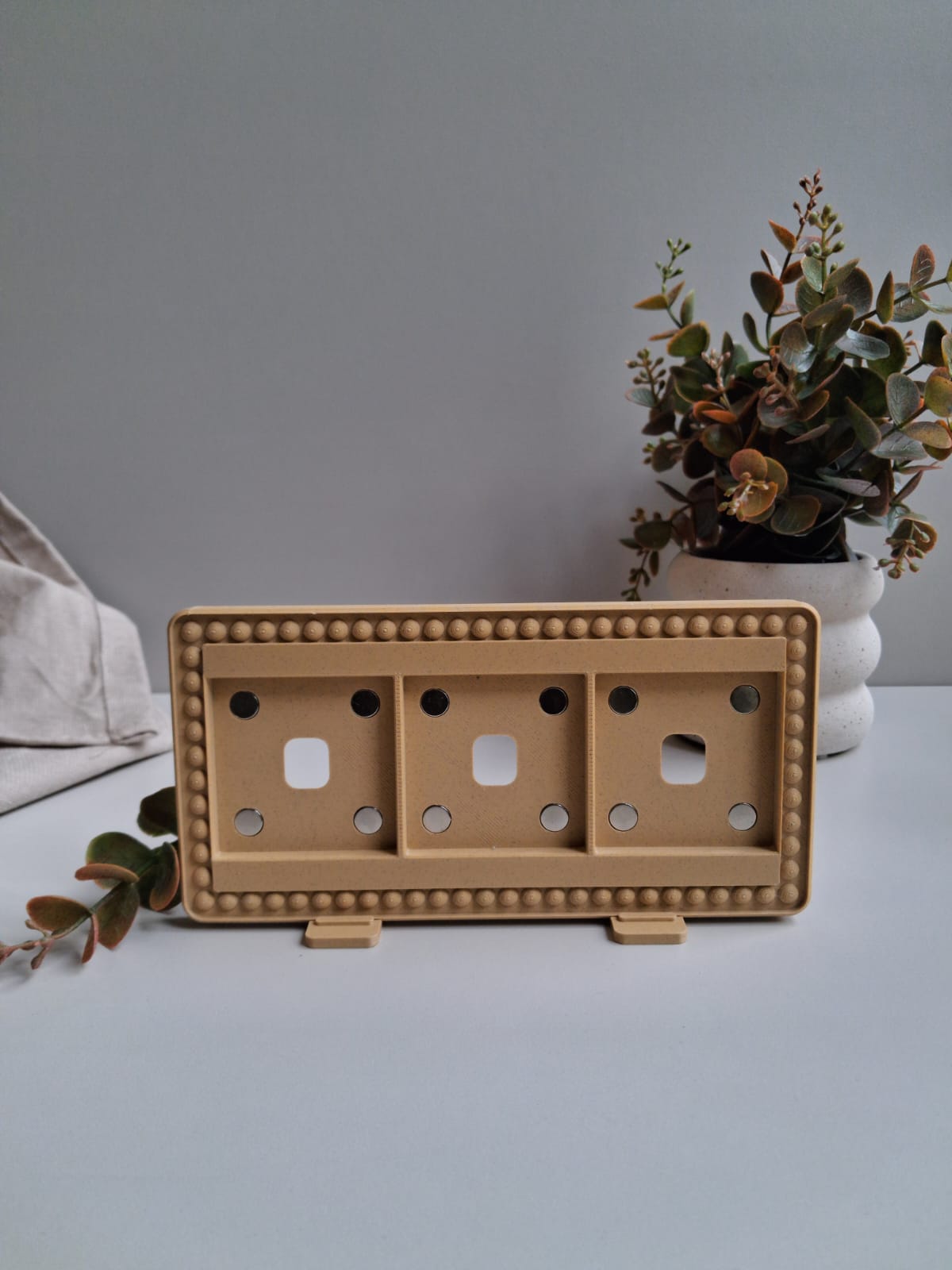 Ramka HOLD ONCE na 3 fotomagnesy - zbliżenie na strukturę 3D i kulki