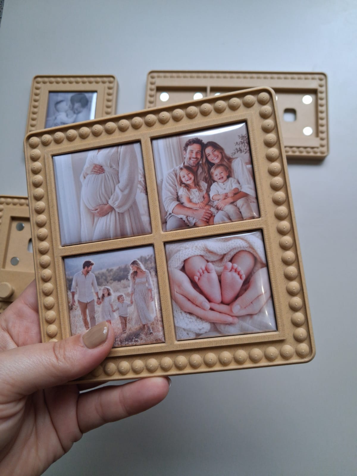 Ramka HOLD ONCE na 4 fotomagnesy trzymana w ręku - widoczna skala produktu